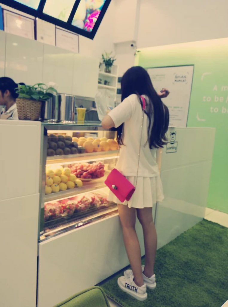 miss_cat_daisy's tweet photo. 午饭前第一件事，必须来杯苹果➕百香果➕橙的超好喝果汁…🤗🤗🤗 https://t.co/m3tZIUGtoW