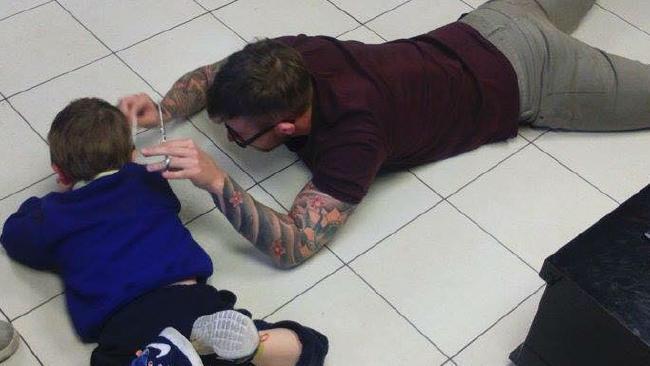 자폐증세로 의자에 앉기만 하면 극단적 행동을 보여 다른 이발소들이 포기한 아이를 Jim이라는 영국 이발사가 바닥에 엎드려 이발해주는 모습. 아이의 부모는 Jim이 친절하다는 얘기를 듣고 먼곳에서 왔다고.