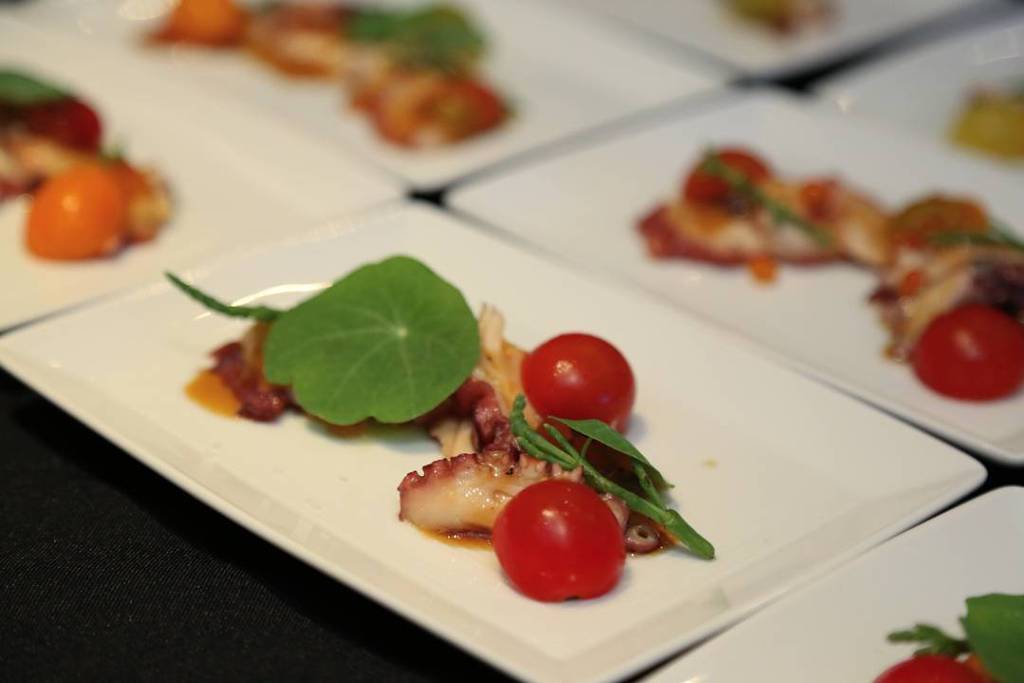 OriginalRoys's tweet photo. We're celebrating the Hawaii Food &amp; Wine Festival and the $350,000+ raised for local nonpr… https://t.co/ImfIzADaGi https://t.co/rWjVhR8Wxy