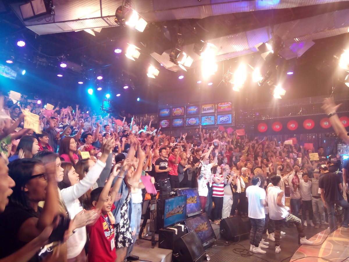 ViceGandaorg's tweet photo. itsShowtimena: This is your show, this is your time, magpasikat na! Its Showtime! #ShowtimeHashtags https://t.co/FN1QPbBfQA