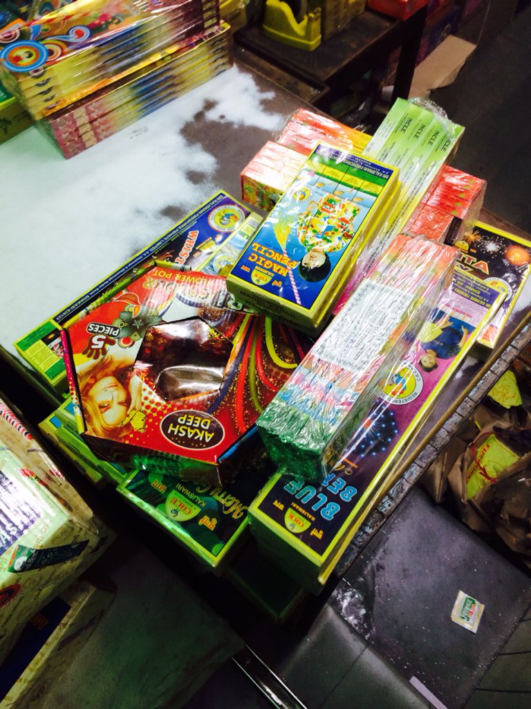 indianation1's tweet image. Happy Diwali 2 Indian bros n sis. Enjoy fire crackers, avoid noisy ones. Illuminate joy. #iamWithModi #FDIReforms