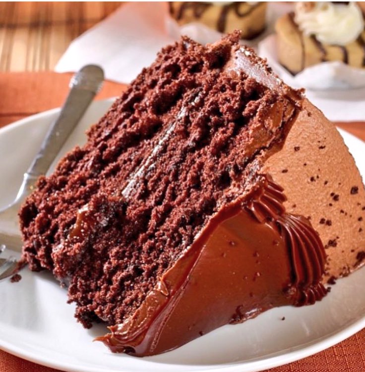 CakeAddicters's tweet image. Chocolate layered sponge cake loaded with chocolate cream. CLICK to read more #RT
bit.ly/1HyRKum