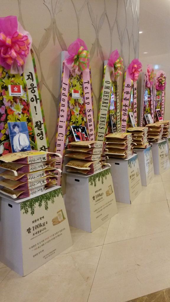 henry143com's tweet photo. 오마이비너스 제작발표회 10개국 11개 헨리 팬페이지 연합의 1.43톤 쌀화환 14개가 모두 설치되었습니다^-^ 팬들이 만들어준 이렇게 예쁜 꽃길만 걸어요^-^ #헨리 #헨간지 #지웅 화이팅~!! https://t.co/5JwblViV0v