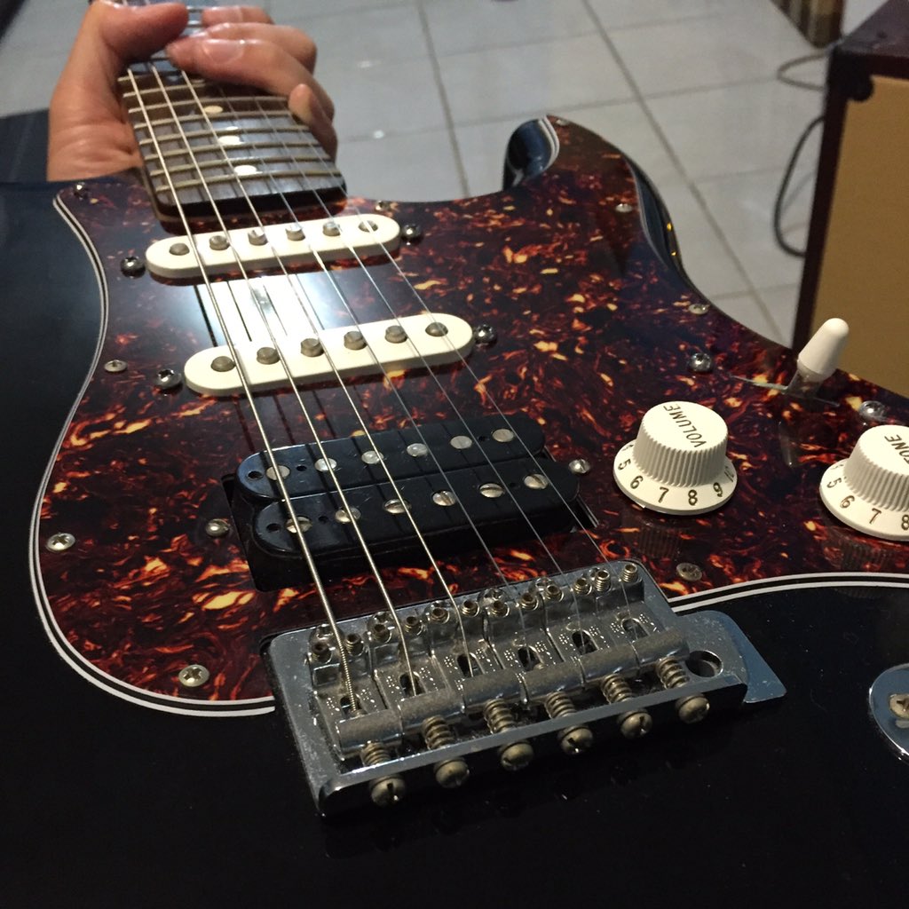 AlexSosaGuitar's tweet photo. Lista para el sábado con @gatodetroya .. 20 aniversario de #Inspector @fenderlatino @SeymourDuncan #fender #strat https://t.co/X4VVvijCUt