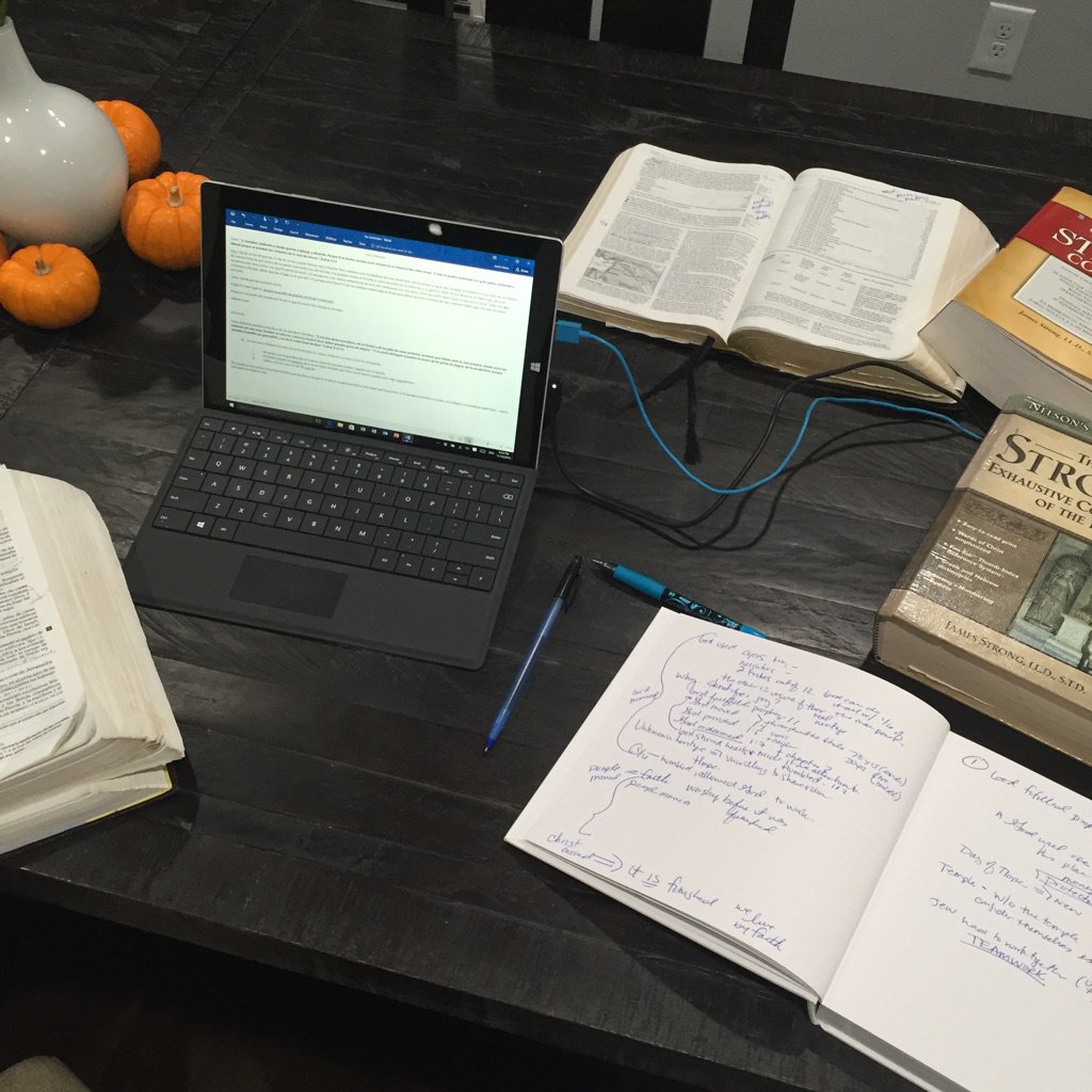SoyRosieRivera's tweet photo. Preparando la Palabra para el domingo. Están invitados  :) iglesia primer amor Long Beach y whittier 12:30pm y 4pm https://t.co/1MYIBIwfIi