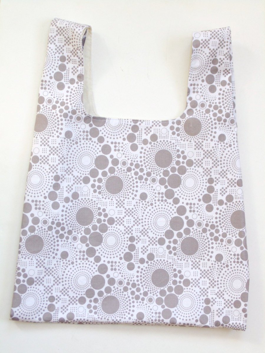 NancyEllenSt's tweet image. Reusable market tote bag, soft grey and white, cotton tote bag, ecofriend… etsy.me/1AHZ2e7 #Etsy #DurableBag