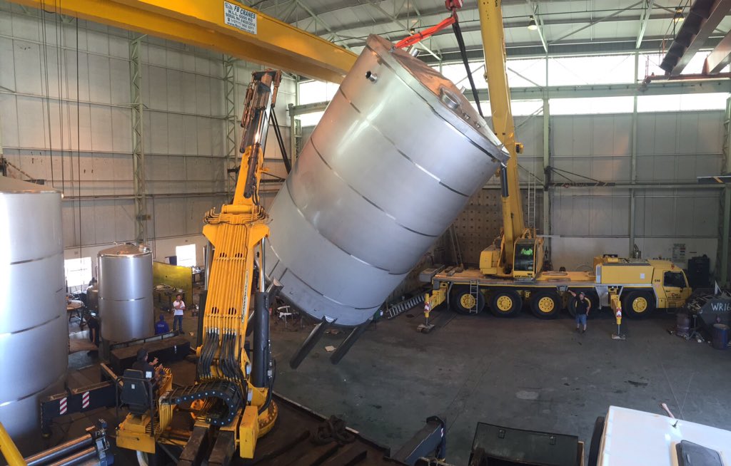 CraneCom1's tweet photo. Moving of a tank #tipandtale https://t.co/6bVUOLWXoL