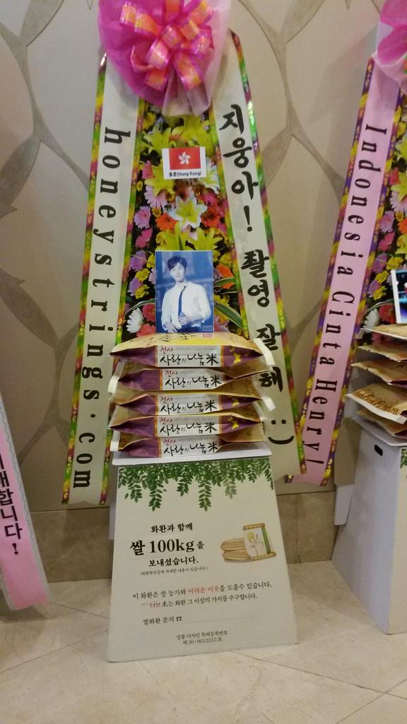 honeystrings's tweet photo. 15.11.11 Rice Wreath support with Henry Union in Henry's new drama "oh my venus" press con venue :) 지웅아! 촬영 잘 해 :) https://t.co/K9vmE3AzWL
