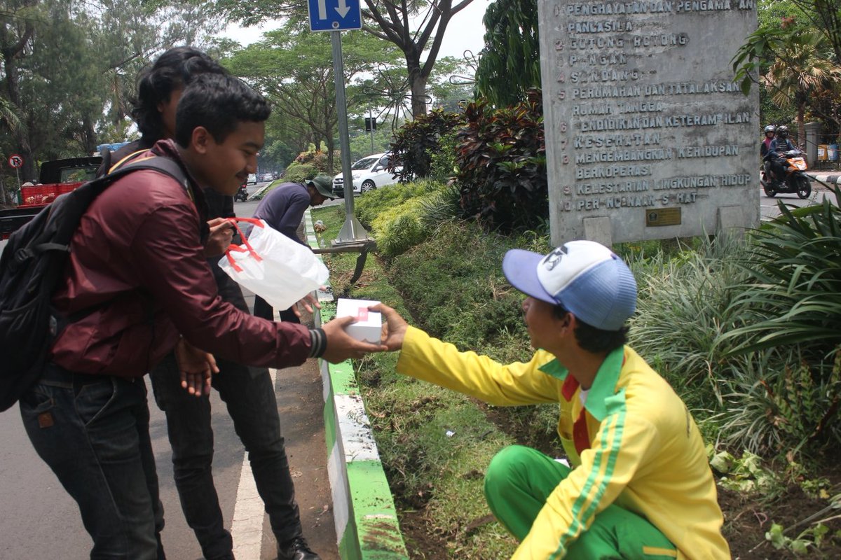BroadcastingUB's tweet photo. Saat FORMAB melakukan Baksos tepat dihari Pahlawan 10 November di area kampus dan sekitar. https://t.co/0ITPRMXNTA