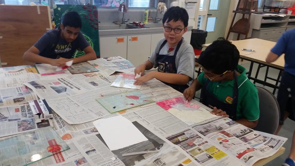 KellyThorp's tweet photo. Art Attack day 3. Collagraph printing and monochrome printing @HKArtTutoring #wis_hw15 https://t.co/ARg9VfxISh