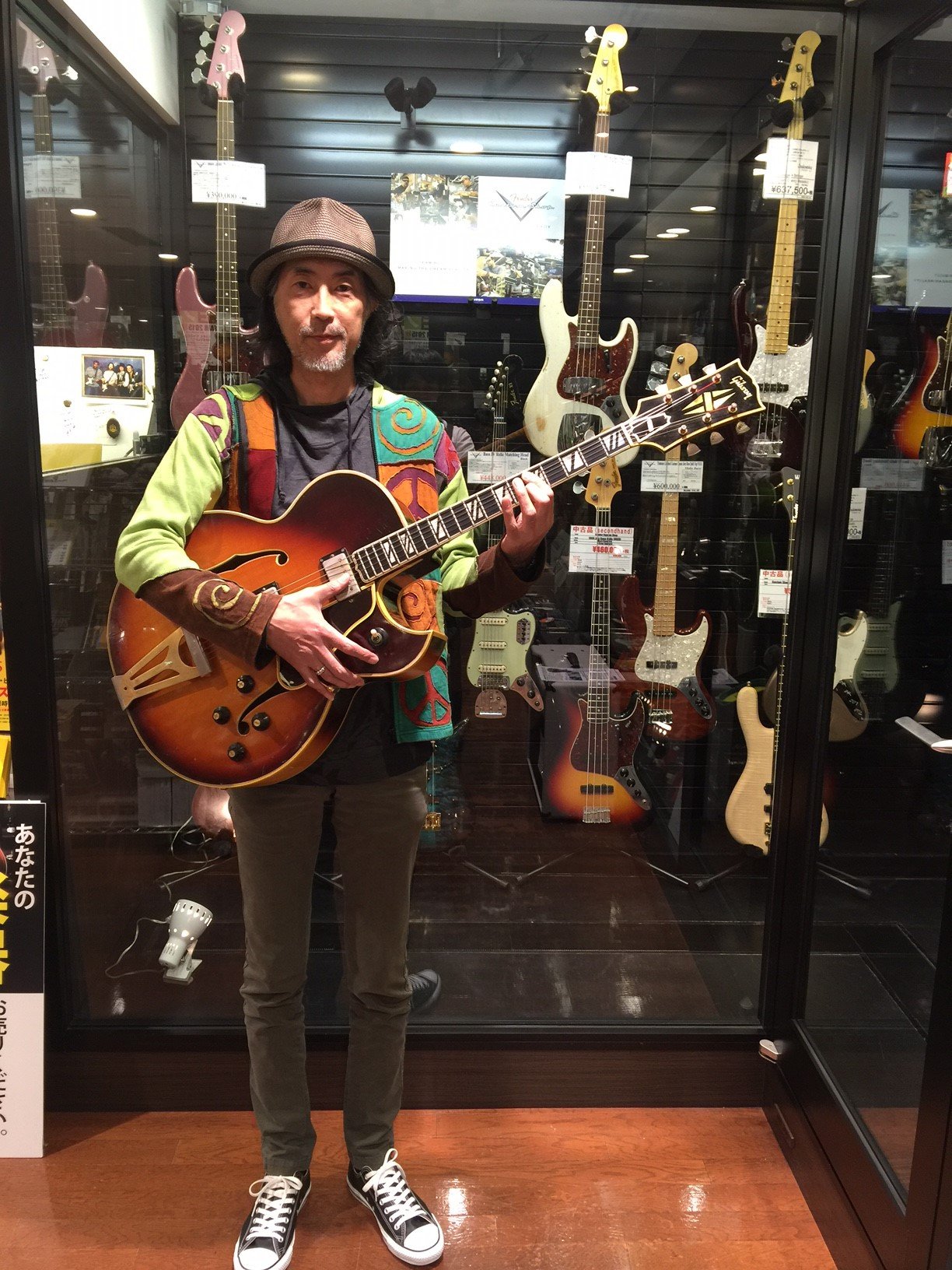 山野楽器 本店 クラシックギター マンドリン 私 島田の中でかっこいいギタリスト No 1の狩野良昭さんがご来店下さいました 日本を代表する超売れっ子ギタリストにもかかわらず 非常に気さくで今日もギターのタッチについて色々教えて頂きました