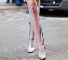 Yakin cuma kepalanya aja yang mau dilindungin dari hujan? High heels art people jg bisa kok ditudungin #wedtipstrick