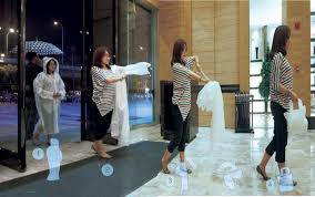 Siapa bilang setelah pakai jas hujan itu ribet? :p