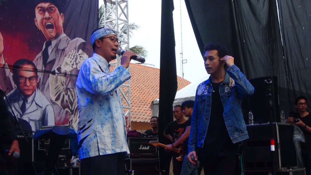 OSISMPKSMA1's tweet photo. "@HumprotKotsi: @achfahmi_smi SerahkanCindramata kepada groupBand Nidji pada acara GelarSeniSMANSA @SukabumiToday https://t.co/6Ux6B649BO"