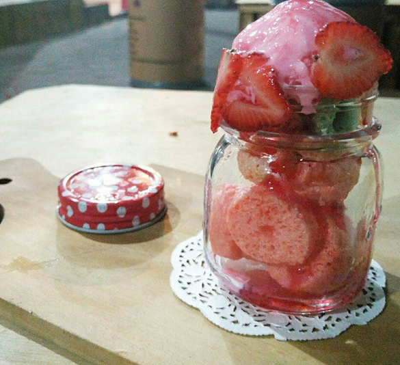 malem malem pengen es yuk Stawberry Loops hanya 9k yuk at @hee_milkymoo