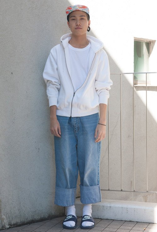 【キャンパス・パパラッチ　DAILY】花柄のキャップがアクセント、ストリートスタイルのチェ・ドンフンさん　soen.tokyo/paparazzi/dail…