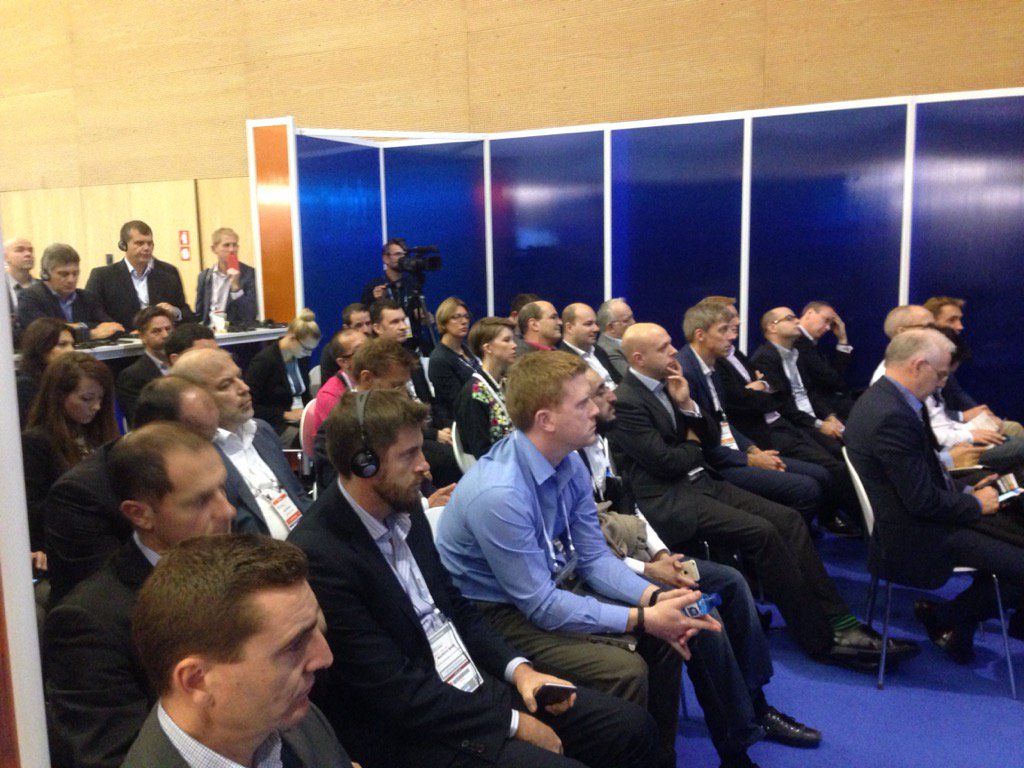 AgLa4D's tweet photo. Very interesting the presentation of #comos #walkinside in #gartnerSYM Industry40 #oilandgas #VirtualReality https://t.co/2RReSdf8W0