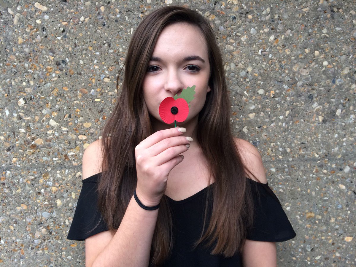 PoppyLegion's tweet photo. In a few hours the nation will pause with a #TwoMinuteSilence for #ArmisticeDay. Join us by sharing your poppy pics. https://t.co/54qFzoL83N