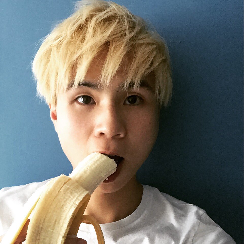 OMJamieViolin's tweet photo. 🍌 after jogging 😬
#OMJamie #omj #youtuber #musician #healthylife #followmealways #bananaboy #joggingeveryday https://t.co/QjrcQR9eCQ