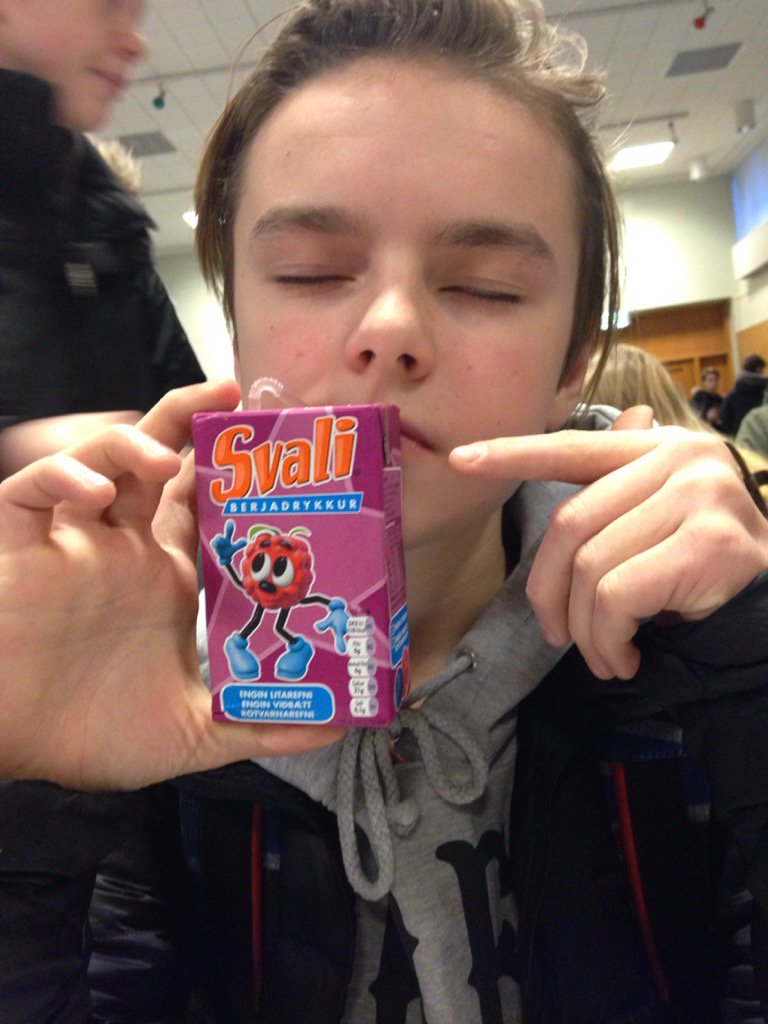 AGunnarss's tweet photo. Nýi svalin er svalir en Júlli mæli með berjadrykknum https://t.co/RK2GP9byLD