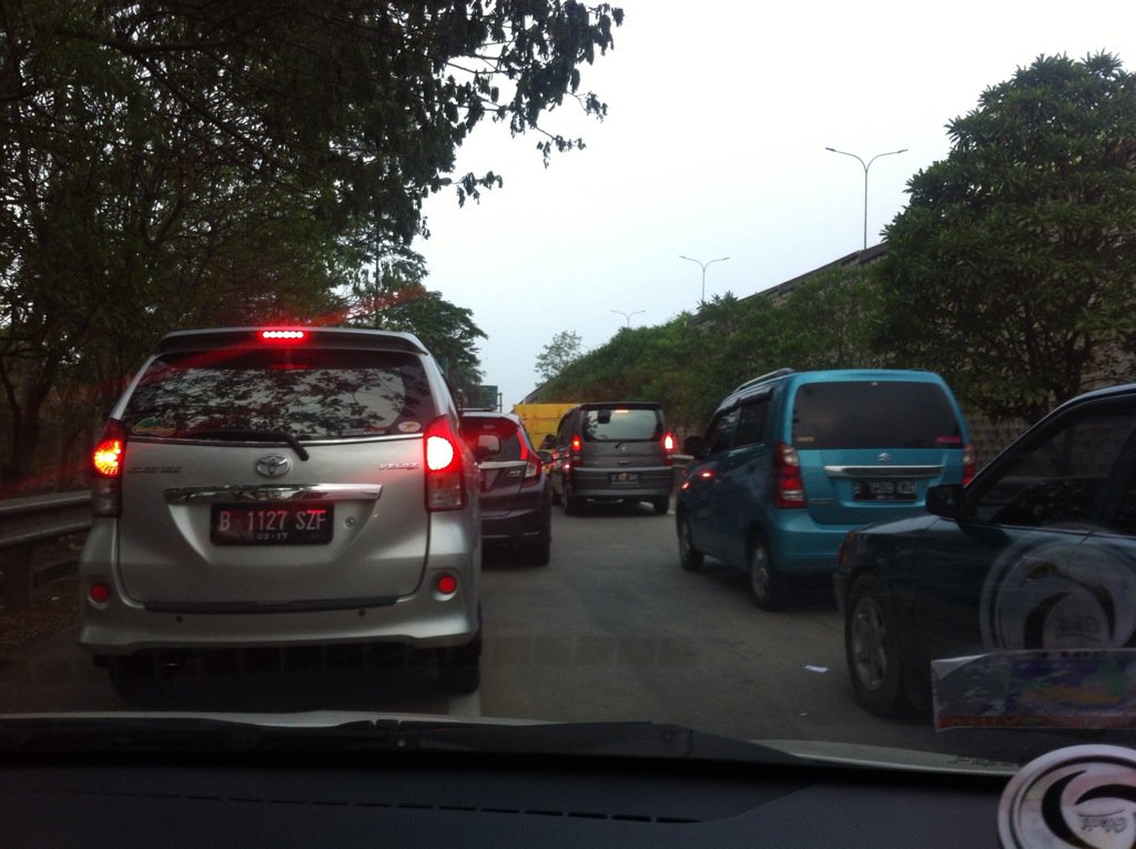 juanda_kami's tweet photo. Exit Jati Warna dari Arah Kp Rambutan macet parah. Berpotensi Jorr macet lagi seperti kemarin. @RadioElshinta https://t.co/wEZ63k8SVA