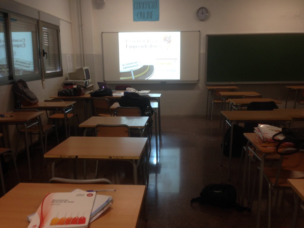 FinancialChefs's tweet photo. Todo listo para comenzar "el camino del emprendedor" en el IES Josep iborra #ejebenissa #fp #EdFra_Intef #jovenes https://t.co/mq8MOzR5iI