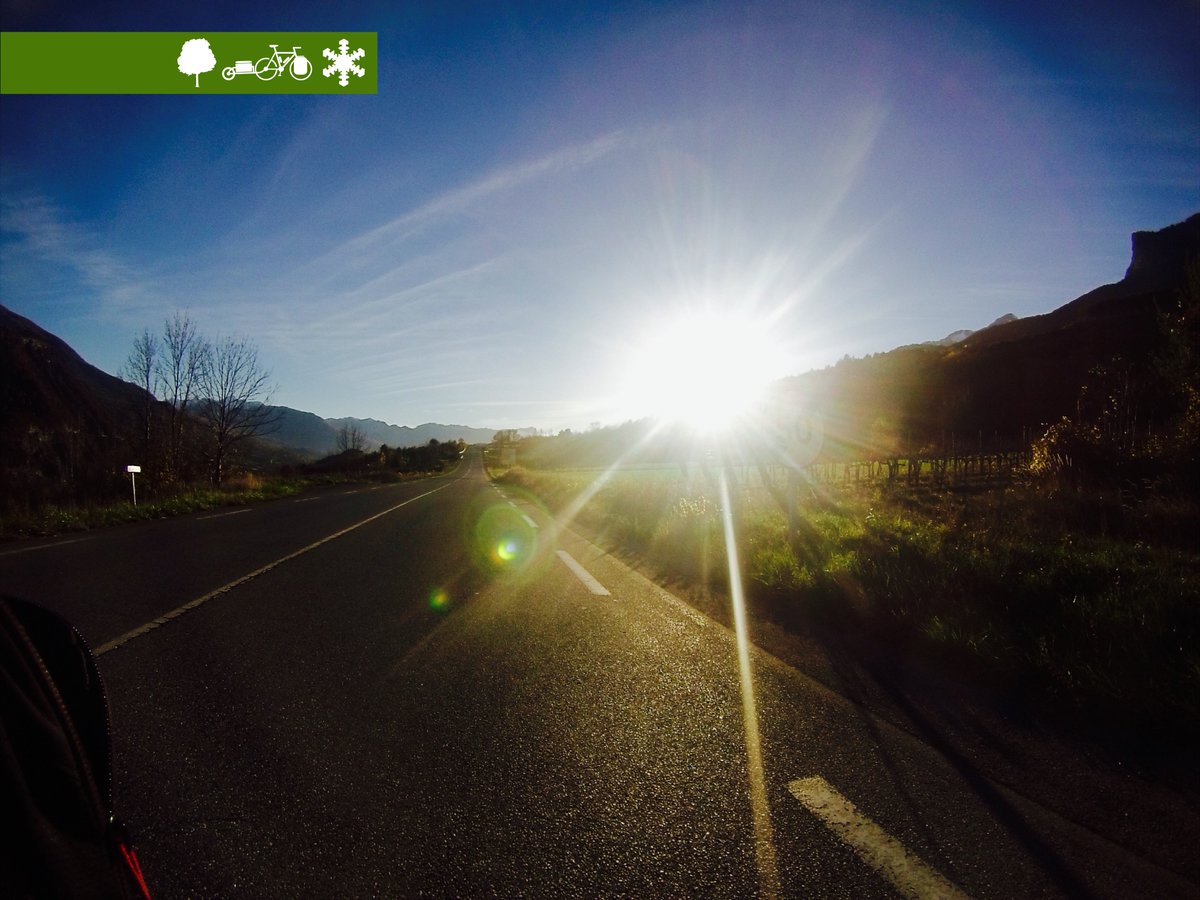 È incredibile come diventa grande il mondo viaggiando in bici, tutto si muove più lentamente..