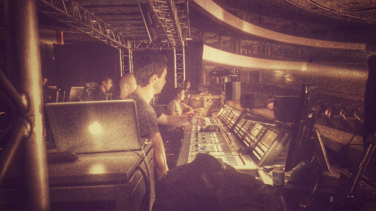 Kunstenaars oefen baie hard en die manne sorg vir die beste klank #AIG2015