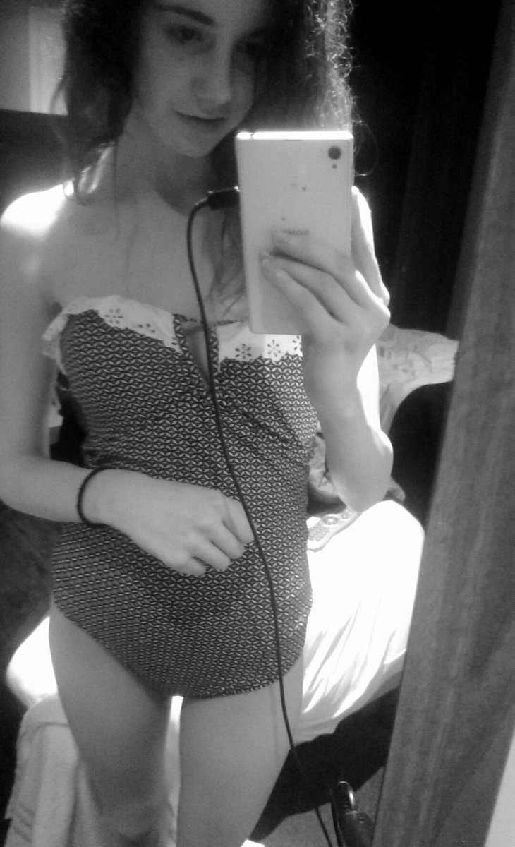 emmawiley789's tweet image. After the sauna with my boyfriend 😓 never been so hot and sweat so much in my life 😩