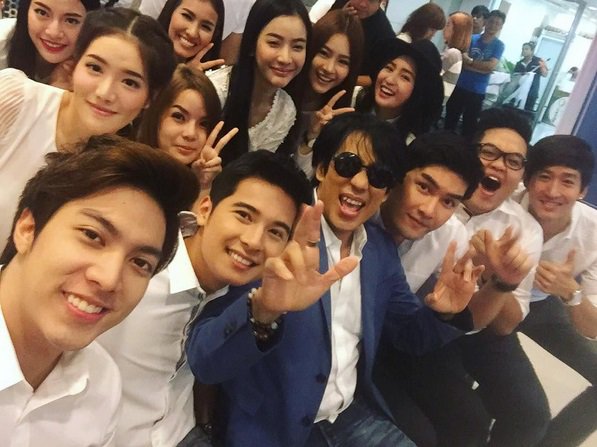 KangMookTS10's tweet photo. ig. #kangvorakorn ทำบุญแล้ว "สุขใจ" ตามเพลงใหม่ของพี่เบิร์ดคร้าบ || Having a great reunion moment || おっはー！ https://t.co/yh2Ibhu5Qs