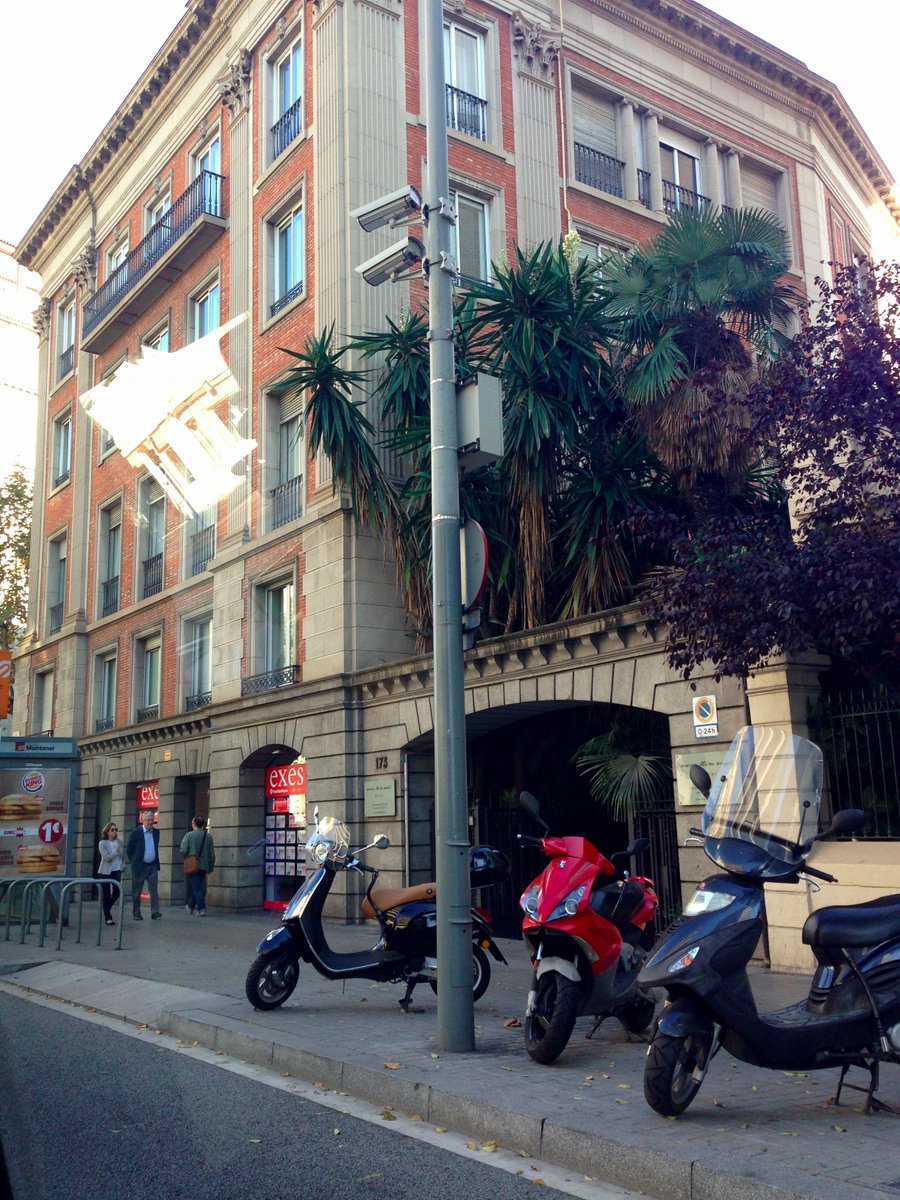 lifestyleawaits's tweet photo. The Apartment Matchmakers are on tour! #Barcelona https://t.co/dI2y5xe341