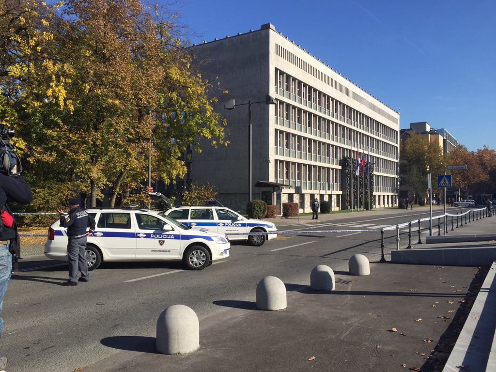 Zaradi sumljivega nahrbtnika so evakuirali del državnega zbora.