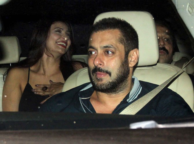 inshaammu's tweet photo. @BeingSalmanKhan at Baba Dewan Diwali bash yesterday #PRDPinTheatresTomorrow #MyPRDPTicket https://t.co/uVjBzbBsdp