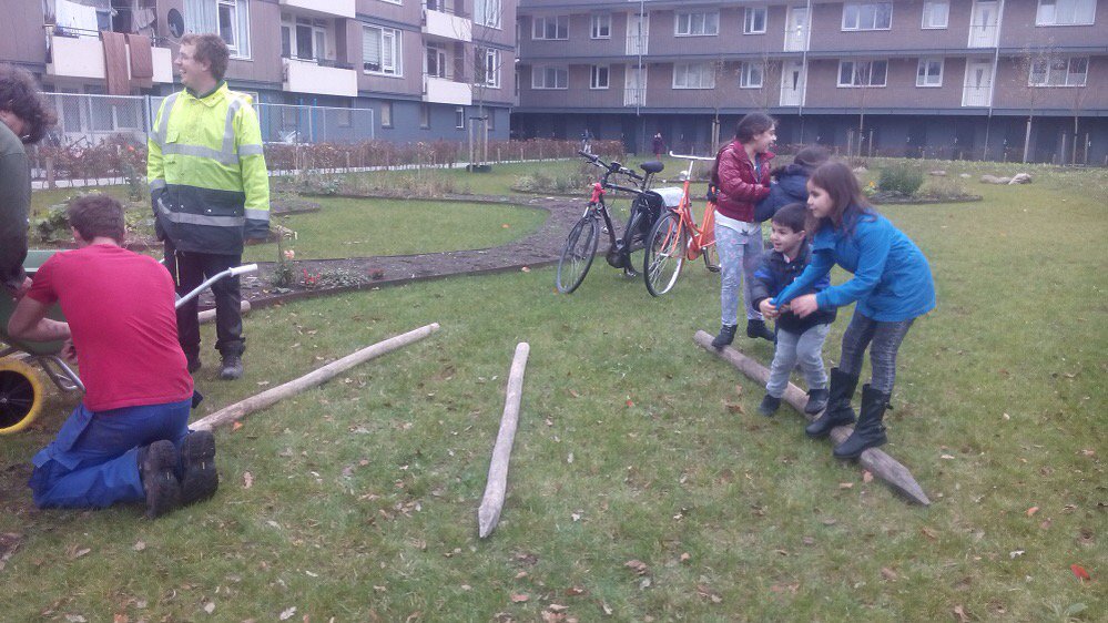 Lekker gewerkt in #buurttuin Koppel met <a href="/033GROEN/">033GROEN</a> en <a href="/LWBLandinzicht/">Land in Zicht</a> aan de fruithaag!