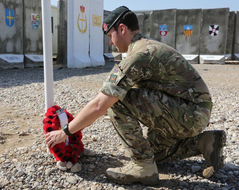 BritishArmy's tweet photo. Troops of 33 Engr Regt EOD and 1RIFLES deployed in Iraq mark #ArmisticeDay https://t.co/SwsMRIna6A
