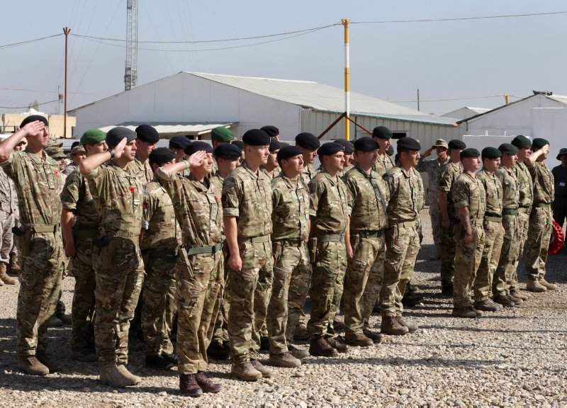 BritishArmy's tweet photo. Troops of 33 Engr Regt EOD and 1RIFLES deployed in Iraq mark #ArmisticeDay https://t.co/SwsMRIna6A