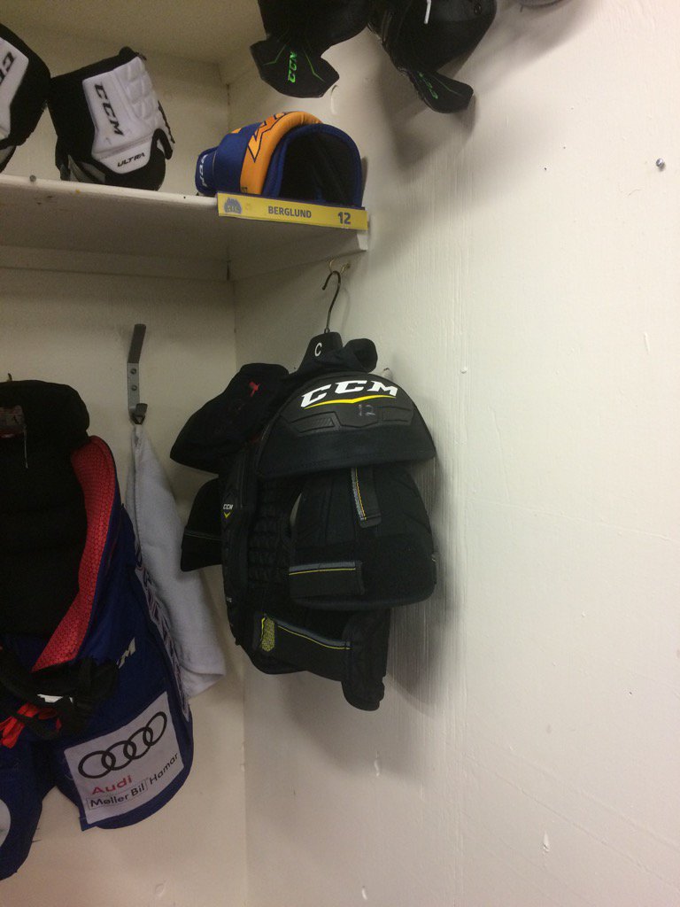 OleeskildDahlst's tweet image. Hjørneplassen der får man bare sitte hvis man har mjuka handled @bulan91