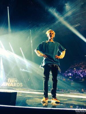 FallTo1D's tweet image. tinyurl.com/o3xpzzy Seen on Fahlo: #R1TeenAwards 💜