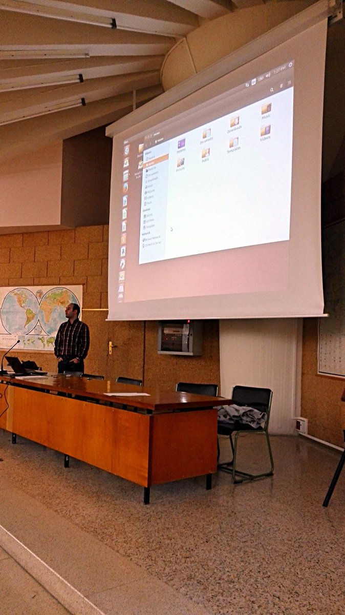 FundacionDedalo's tweet photo. Nuestro compañero @mberdonces en las charlas del I.E.S. Benjamín de Tudela sobre #Ubuntu #Linux #SoftwareLibre15 :) https://t.co/EfGeK9mglF