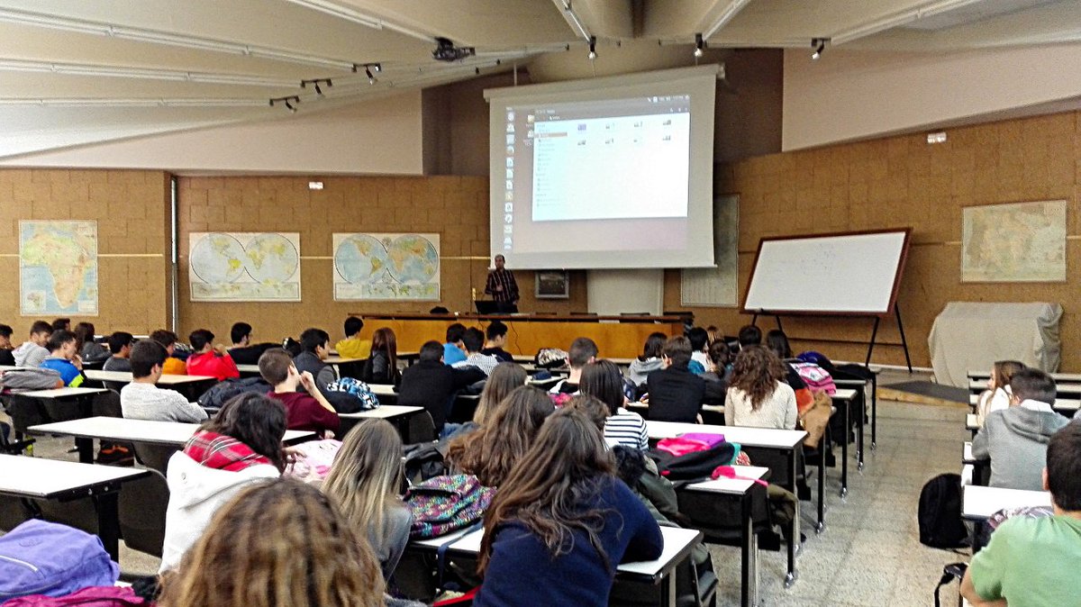 FundacionDedalo's tweet photo. Nuestro compañero @mberdonces en las charlas del I.E.S. Benjamín de Tudela sobre #Ubuntu #Linux #SoftwareLibre15 :) https://t.co/EfGeK9mglF