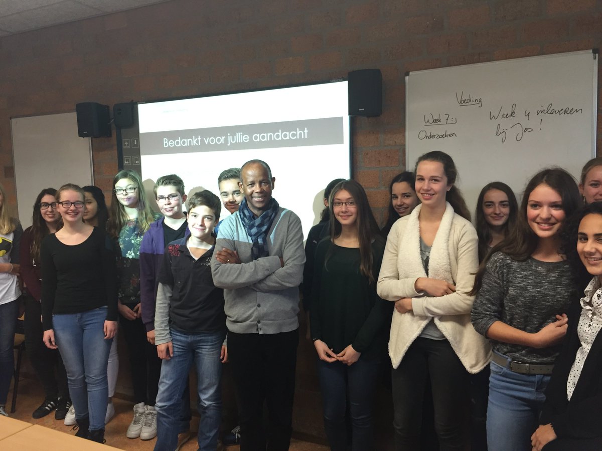 ZeldenrustM's tweet photo. Vandaag te gast bij het @Lingecollege​ in #Tiel om leerlingen enthousiast te maken voor het #ondernemerschap. https://t.co/6yYC8BrGUP