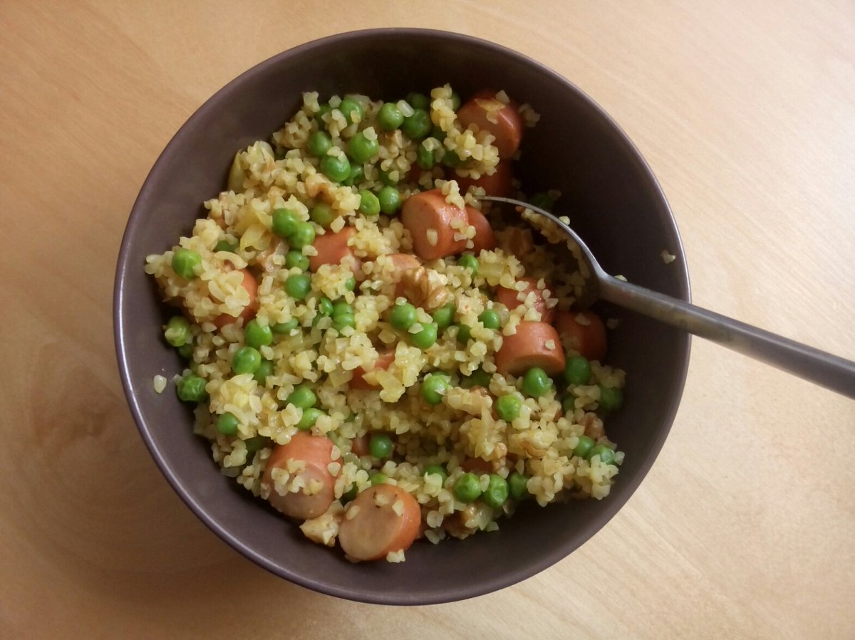 Stadtrandpfrin's tweet photo. heute Vorräte aufbrauchen: Bulgur mit Würstchen und Erbsen und Currypaste und Walnüssen #warumnicht #kochzeit #tag42 https://t.co/8RU4ymjopm