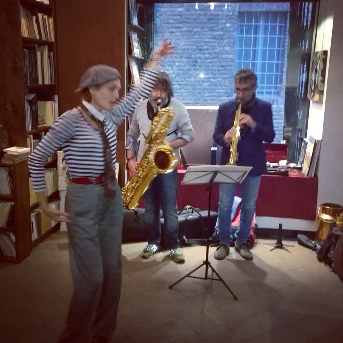 Leggendo danzando e suonando