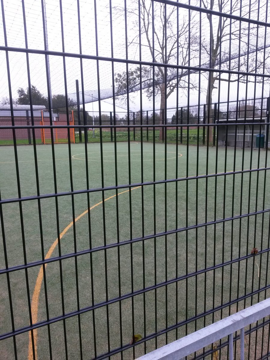 basvanast's tweet image. voetbalkooi van burgh is weer vuil,blad en glas vrij gebruik de vuilnisbakken kinderen onder de 12 spelen hier ook.