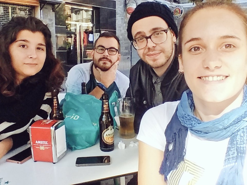 ____samms's tweet photo. Con mis filólogos guapos 😍😍😍 #filologos #cerveceo https://t.co/gQ73qeJKvQ