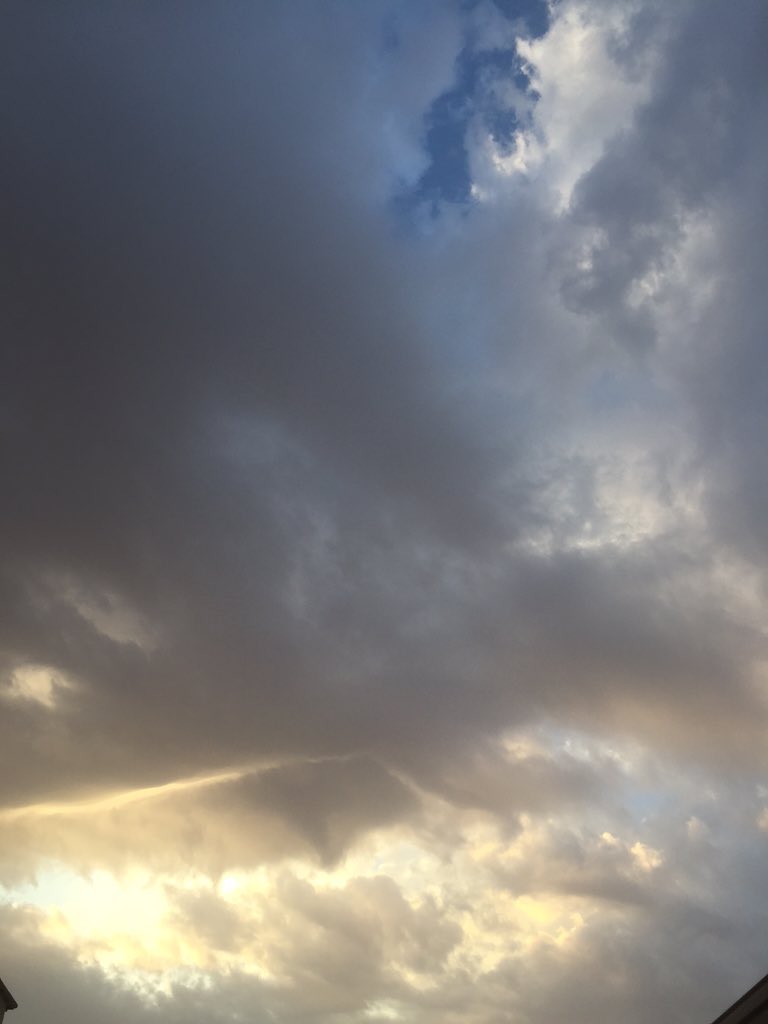 jojo_almulhim's tweet photo. اذا انقطعت الأسباب جاء مداده .. واذا اغلقت الأبواب لايغلق بابه .. واذا قست القلوب نزلت رحماته 
مساكم الله بالخير  💜 https://t.co/ZCCWH91cFa