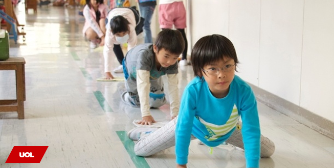 UOL's tweet photo. No Japão, alunos limpam até banheiro da escola para valorizar patrimônio https://t.co/kaur1DwVsV https://t.co/Xx5MUznNCA