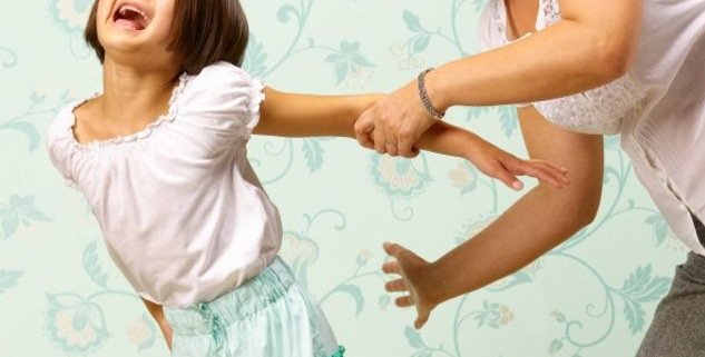 ремень на человеке. Aqua детей по попе. шлепает за плохое поведение. ремень для детей. бить ремнем.