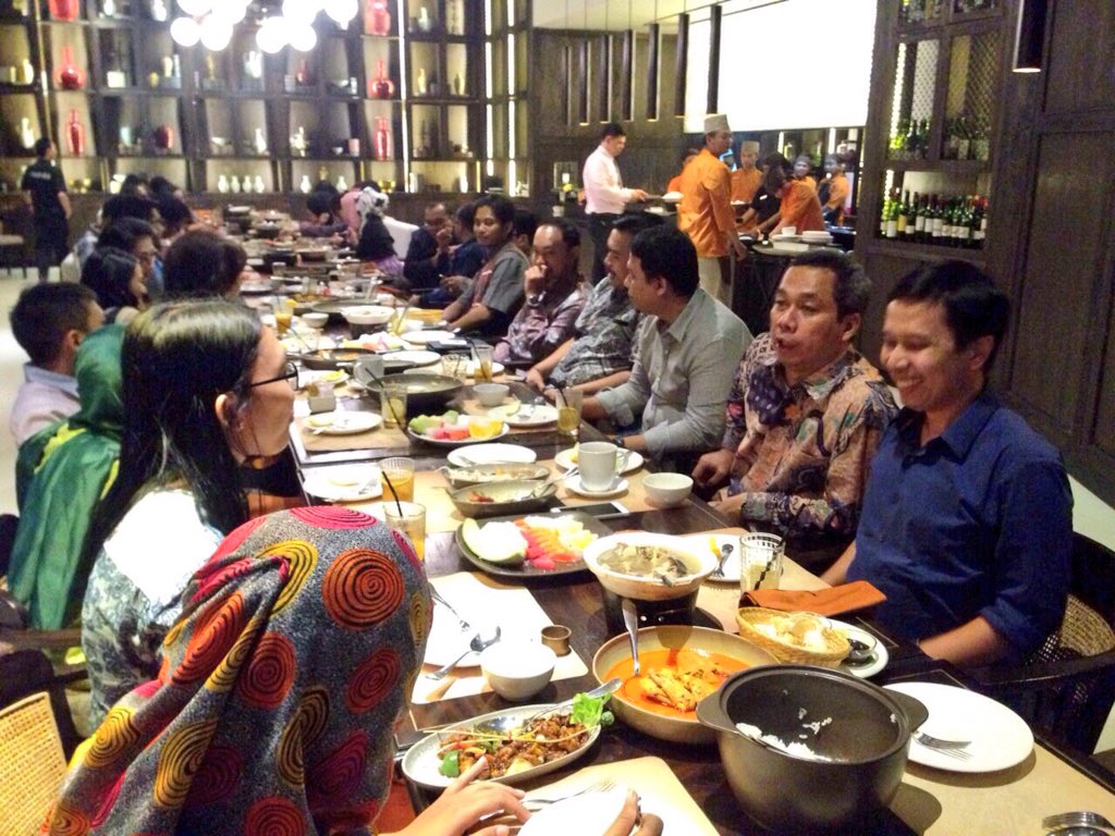 danamon's tweet photo. Hadir juga di acara makan malam bersama pejuang kesejahteraan #DSEA2015 para juri @NayNadine @ketutwijaya8 & Usman K https://t.co/9Q7AjGi3M0