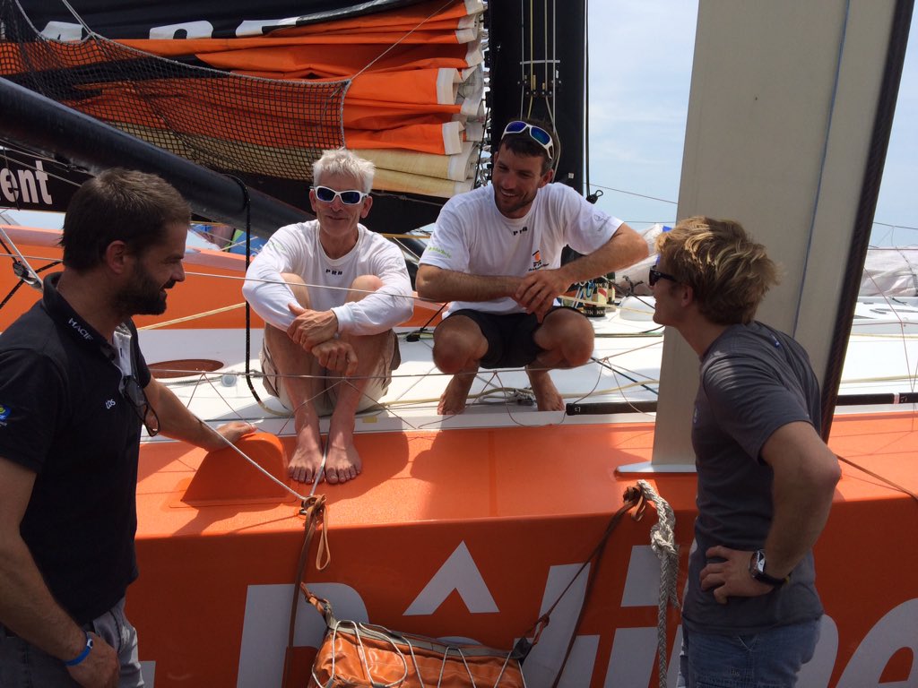 Vincent_Riou's tweet photo. Chacun raconte sa course. On n est pas couché 😉 @trimaranMACIF #PRB #TJV2015 https://t.co/hbyNUEdFWj